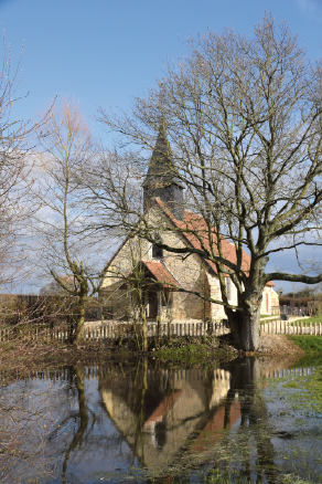 l'église de la Pommeraye et sa pièce d'eau